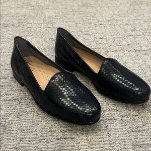 Trotters Liz III Black Woven Leather Women's Loafers 9
